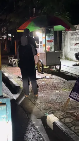 Pernah Janji ke diri sendiri kalo ada rezeki lebih nanti mau berbagi makanan ke jalanan,Alhamdulillah Tahun ini bisa terwujud walaupun belum seberapa,Terima Kasi senyum dan doa Baik nya😇Terima kasih sayangku sudi membantu @aaaaa 🫶🫶 #fyp #xybca #berbagi 