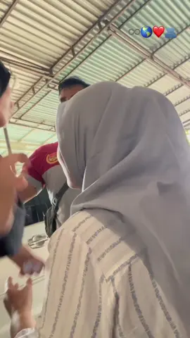 Papa Said : “cari ilmu yg jauh, gpp jauh dl dr papa Sm mama. Papa mama selalu ada dibelakang tth”  and mama Said : “kalo ada apa2 cerita ya nak, mama siap mendengarkan keluh kesah tth”. Ternyata kuat ku berasal dari 2 org yg sgt2 sabar menghadapi halang lintang kehidupan dgn ttp tenang dan saling berjuang bersama. Tidak diajarkan untuk manja akan suatu hal tapi disuruh mandiri sampai aku mencapai yg ku mau disertai doa mereka🥰. And i wishh di kehidupanku selanjutnya akan sama cinta yg diberikan seperti cinta papa ke mama🥹🫂🫶🏻🤲🏻.  Support systemmm abadi untuk selamanya😩❤️.  #foryou #myloveintheworld🥺❤️ #foryoupage #ldrstory #masyaallahtabarakkallah 