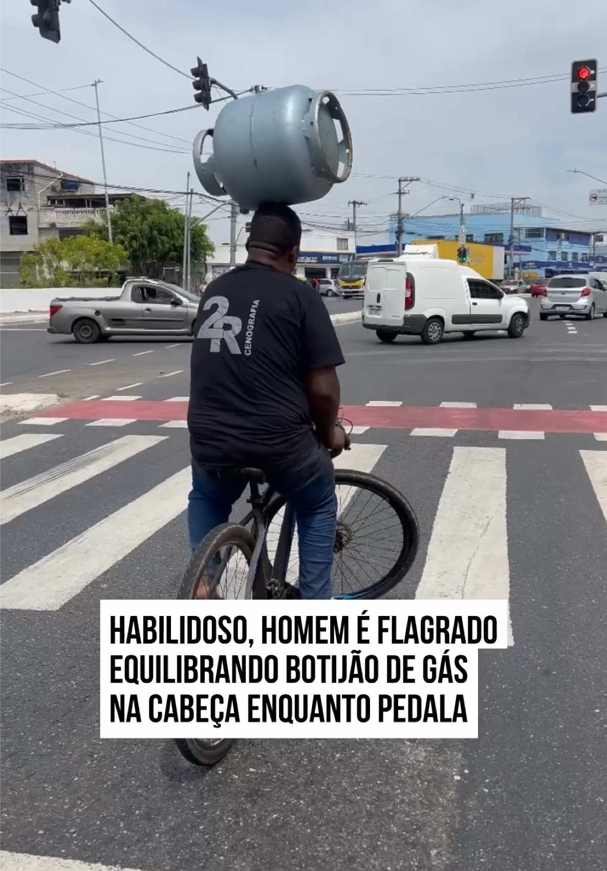 🤣 Uma cena curiosa registrada no #trânsito tem chamado atenção nas #redessociais. Thiago Braga estava parado no semáforo quando se deparou com um homem em uma bicicleta equilibrando, de forma natural, nada mais nada menos que um botijão de gás na cabeça. Admirado, Thiago chegou a brincar com o momento: 