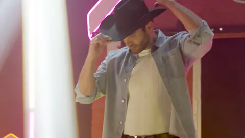 El galán #KikeMayagoitia deja el set para ensuciarse las manos en el corral… ¿aguantará la vida sin lujos? 🤠🔥🌾 #LaGranjaVIP, estreno domingo 12 de octubre a las 8:00 p.m. por #AztecaUno. 📺