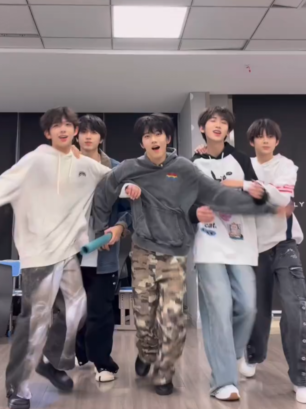 Nothing beats National Day! Just like this, rushing towards National Day 🏃🏻‍♂️🤸🏻‍♂️  (China's National Day is 01.10) #tfgiatocf4 #tffamily_4th_generation #时代少年团 #tffamilyofficial #ypfッ 