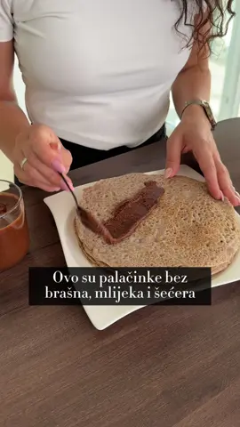Ove palačinke su nam otkriće! Kada nam se jede nešto slatko,  ovo je puno puno kvalitetnija opcija od običnih palačinki i nutelle ili nekog slatkiša!👌🏼 Btw, nemaju gluten😉 Sastojci: ❇️ 200g heljde ❇️ 2 žlice mljevenog lana ❇️ 200 ml vode Priprema:  1. Heljdu potopiti u vodi preko noći. 2. U blenderu spojiti sve sastojke pa ostaviti 10min da lan sjedini smjesu 3. Nakon što je odstojalo, dodati još oko 100-200 ml mlake vode (ovisi koliko će lan odraditi) da dobijete željenu gustoću Predlažem peći na kokosovom ulju, ali možete i drugo po izboru. Namaz sam sama napravila: U blenderu izraditi 200g pečenih lješnjaka (u pećnici 10min na 180C), 2 žlice kakaa i 2 žlice brezinog šećera (ksilitol), imate za kupiti na svim odjelima zdrave hrane😉 Bon apetit! 🤤 #bezglutena #glutenfree #heljda #zdravirecepti #fitrecepti   