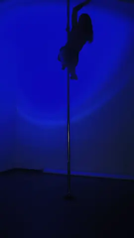 Drop it like it‘s cute 🐾 #poledance #pole #poledrop #poletrick #fyp 