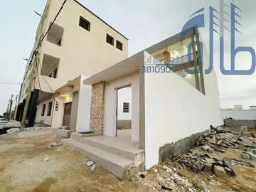 #ديبلكس_للبيع 🏡✨ #ديبلكس_فخم_بمساحة_300م²_موديل_M 🔹 فرصة مميزة: دوبلكس بُني بعناية خاصة ليكون سكنًا شخصيًا، ما يعني جودة عالية في التصميم والتشطيب، والآن يُعرض للبيع لأول مرة. 🔹 المواصفات: • جلسة مفتوحة مع شرفة خارجية (بالكوه) 🌿 • مطبخ أمريكي عصري متصل بجلسة عائلية مع شرفة إضافية 🍴 • فناءان (خارجي + أمامي) مثاليان للاسترخاء 🌸 • مرآب أوتوماتيكي يتسع لسيارتين 🚗🚗 • غرفة عامل بحمامها الخاصة 👩‍🔧 • مطبخ خارجي عملي إضافي 🍳 🔹 الطابق الأول: • صالون واسع راقٍ 🛋️ • مخزن مخصص للتخزين 📦 🔹 الطابق الثاني: • جلسة مفتوحة مريحة ✨ • غرفة مع شرفة خارجية (بالكوه) 🌿 • حمام عمومي 🚿 • غرفة نوم رئيسية بحمامها الخاص وشرفة خارجية 🌅 • غرفة إضافية مع شرفة خارجية 🛏️ #للإتصال أو #الواتساب : ( 38109090 )—( 24109090 )   ‎#طارق_للعقارات_الأفضل_والأقرب_إلى_ثقتكم                           