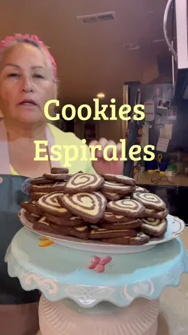 Cookies Espiral, deliciosas y crocantes con sabor a vainilla y chocolate, una receta fácil !!! Ingredientes: Masa de Vainilla: Mantequilla sin sal 200grs, Azúcar impalpable 170grs, Yemas de huevo 2, Esencia de Vainilla 1cda, Harina 375grs. Masa de Cacao: Mantequilla sin sal 200grs, Azúcar en polvo 175grs, Yemas 2, Cacao Amargo en polvo 30grs, Harina 375grs. Temperatura del horno 360 Fahrenheit =180 Celcius por aproximadamente 15’ y a DISFRUTAR!!!!#fyp #homecooking#bakery #cookies #recetas 
