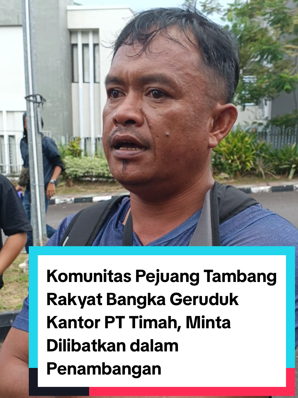 Puluhan massa yang tergabung dalam Komunitas Pejuang Tambang Rakyat Bangka menggeruduk kantor pusat PT Timah Tbk di Pangkalpinang, Senin siang (29/9/2025). Mereka datang untuk menyuarakan tuntutan agar masyarakat diberi kesempatan ikut serta dalam aktivitas penambangan resmi. Aksi damai ini diikuti perwakilan warga dari desa Kayu Besi, Mabat, Dalil, Puding, Sempan, Bukit Layang, Bakam, dan Mangka dengan jumlah sekitar 58 orang. Mereka tiba menggunakan tujuh unit kendaraan roda empat dan 15 unit kendaraan roda dua. Koordinator aksi, Yadi Balok, menegaskan bahwa masyarakat hanya ingin kejelasan hukum agar bisa menambang dengan tenang. “Alhamdulillah tuntutan kami sudah diterima. Tadi kami sudah beraudiensi dan hasilnya PT Timah menerima, dalam artian masyarakat dilibatkan dalam penambangan. Tapi harus sesuai aturan perusahaan,” tegas Yadi yang ditemui usai audiensi. selengkapnya dapat dibaca di www.doorstop.id #tambang #tambangrakyat #bangka #tambangtimah #timah 