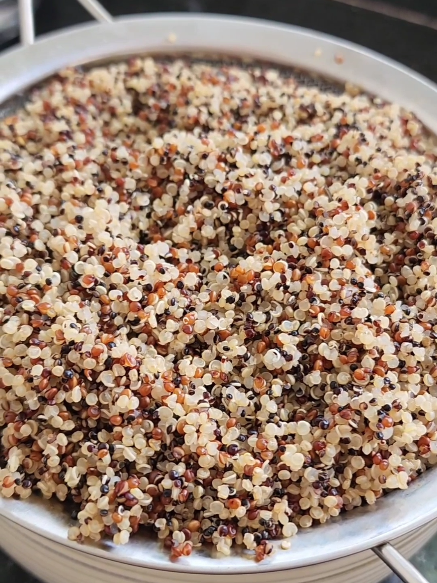 Aprenda de uma vez por todas a cozinhar quinoa, esse super alimento rico em proteínas. Me diz nos comentários qual a próxima receita quer ver com quinoa? As minhas preferidas: quibe assado, tabule, salada, risoto. #quinoa#emaula#receita #receitasaudavel #comidadeverdade 
