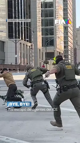 🚴💨 Repartidor escapa de redada del ICE en Chicago Un ciclista que trabajaba como repartidor logró burlar una redada del Servicio de Inmigración y Control de Aduanas (ICE) en pleno centro de Chicago.  Testigos narraron que el hombre aceleró a toda velocidad y desapareció entre las calles, dejando atrás a los agentes que intentaban detenerlo. #Chicago #ICE #Inmigracion #Repartidor #TikTokInforma