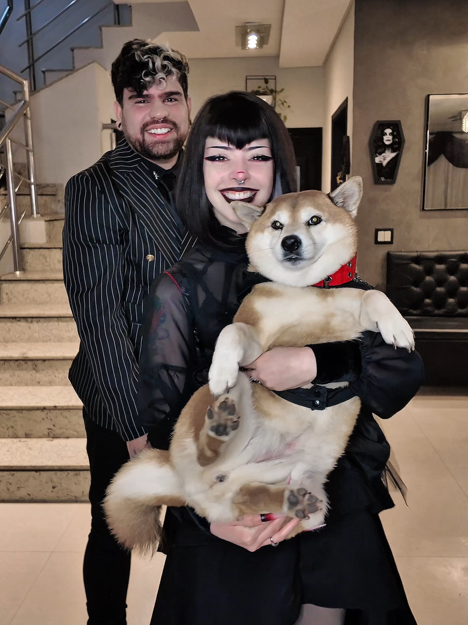 Uma vampira, um cavaleiro sombrio e um familiar de quatro patas. Receita de proteção astral.