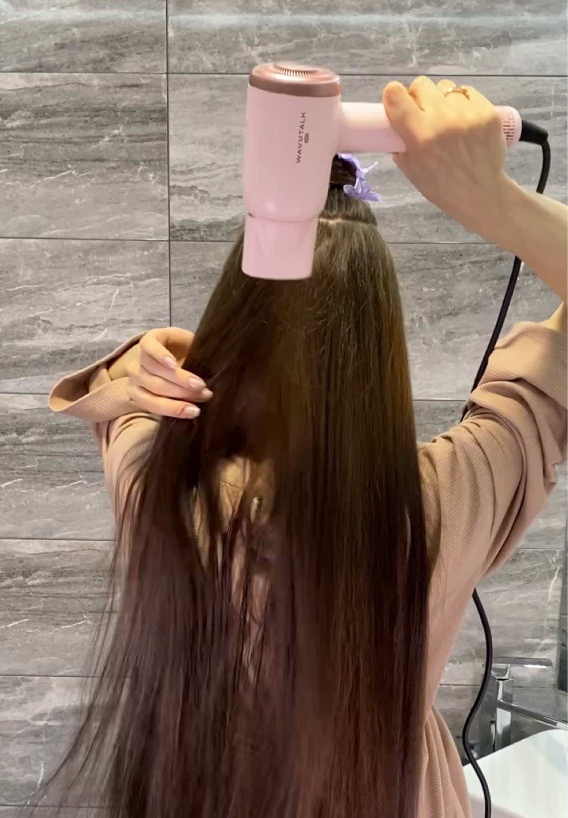 My hair-drying routine with Turblow Pro 💗 so quick & powerful 💨 @wavytalkofficial  #wavytalk  #wavytalkhair #haircare #blowoututorial #hairtok 