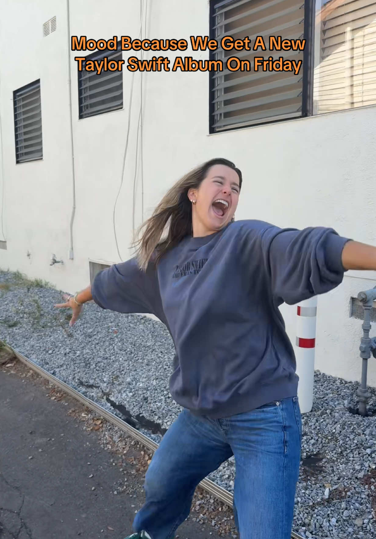 EVERYBODY STAY CALM 🧡🩵 #swifttok #taylorswift #tloas #taylornation #swiftie 