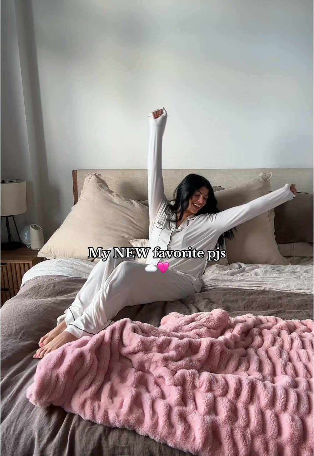 The ultimate cozy vibes over here ☁️🩷 @Comfrt 