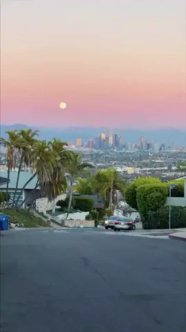 🎥: @ejimmy3 This city makes us smile 💕 #discoverLA #WeLoveLA #thingstodoinla #losangeles 