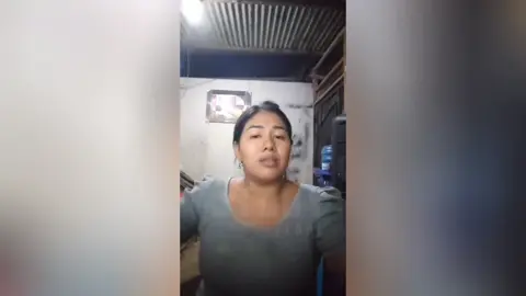 CANTANTE PUCALLPINA ASEGURA HABER VIVIDO EXPERIENCIA PARANORMAL EN PLENO LIVE. La cantante Maryley Ortiz de Pucallpa aseguró haber vivido un hecho paranormal durante una transmisión en TikTok. Mientras bailaba para animar a sus seguidores, la cámara se empañó de forma repentina y un destello extraño apareció a su lado. La joven sintió escalofríos y un fuerte dolor de cabeza, por lo que apagó el live de inmediato. Maryley cree que la presencia era la de su amigo fallecido recientemente y confesó que ahora teme volver a hacer transmisiones sola. #misterio #terror #pucallpaperú🌴🦜🐍🐢🦥 #paranormal 