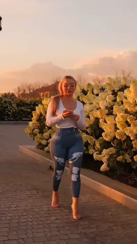 NYC street style unlocked 🗽💄 Concrete runway ready. #NYC #StreetStyle #UrbanChic #Fashion #CityLife