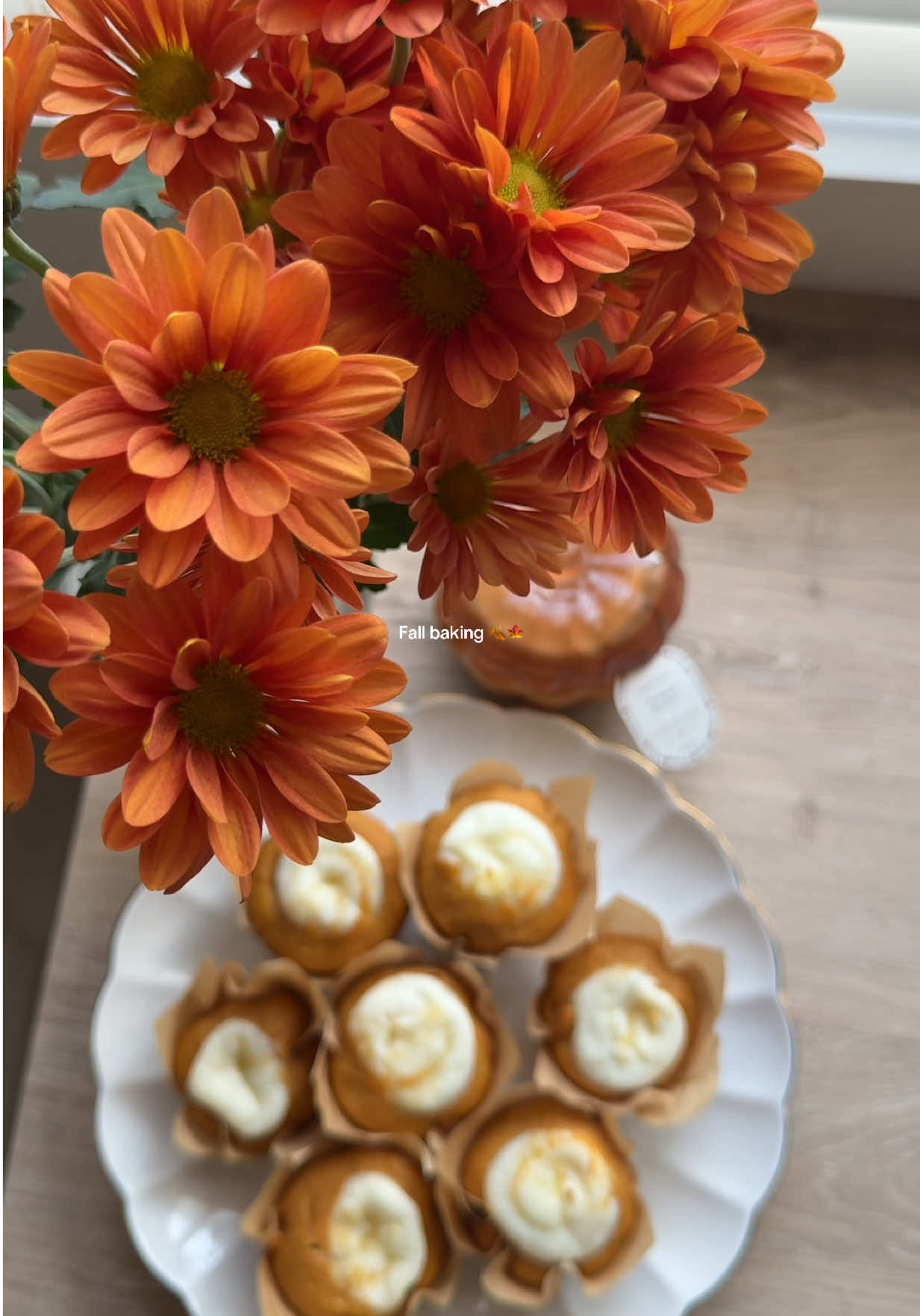 Pumpkin cream cheese muffins 🧡 #fallbaking #fallaesthetic #fallrecipes #bakingszn #baking 