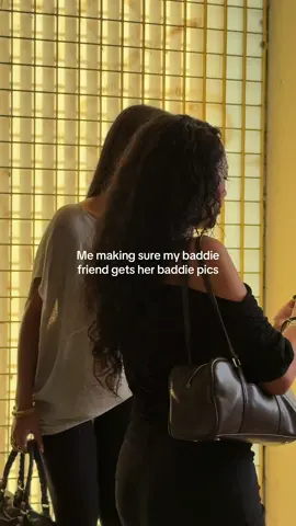 “I need new pics” say less twin 💋 @annacrin #fyp #photoinspo 