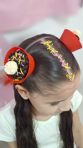 Cabelo maluco cupcake 🤪🧁 Oque vocês acharam? . . #cabelomaluconaescola #cabelomaluco #penteadoinfantil #penteado 