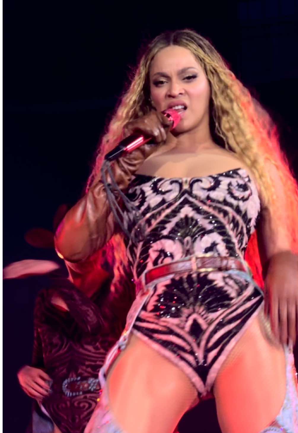 We’ve been hurting, but it’s happy hour. #beyonce #cowboycarter #cowboycartertour #fyp #bodyguard 