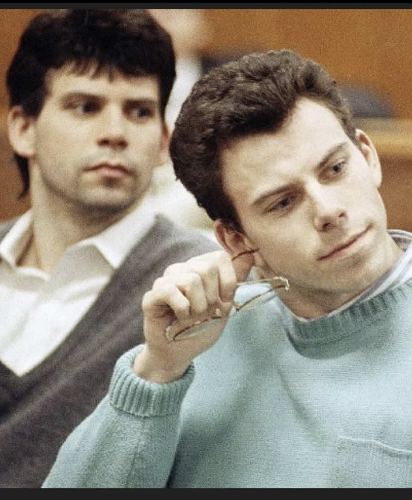 1989 yılının yazında Beverly Hills’in en lüks evlerinden birinde kan donduran bir cinayet işlendi. Jose ve Kitty Menendez, kendi evlerinde vahşice öldürüldü. Baba Jose’nin vücudu kurşunlarla delik deşik olmuştu, anne Kitty ise kaçmaya çalışırken defalarca vurulmuştu. Polis eve girdiğinde, çiftin oğulları Lyle ve Erik Menendez gözyaşları içinde, sanki dehşet içinde bulunmuştu. Herkes onların sevgili çocuklar olduğuna inanıyordu. Ancak soruşturma ilerledikçe işler değişti. Çünkü kardeşler, olaydan sonra günlerce lüks içinde para harcıyor, pahalı arabalar alıyor, tatillere gidiyordu. Aylarca kimse şüphelenmedi. Ta ki Erik bir terapistine cinayeti itiraf edene kadar. Terapist, bunu sevgilisine anlattı, sevgili de polise. Böylece sır açığa çıktı: katiller aslında kendi oğullarıydı. Kardeşler, babalarının yıllarca baskı, şiddet ve istismarı altında olduklarını iddia ettiler. Bu yüzden cinayeti planlamadıklarını, korku ve öfke patlamasıyla yaptıklarını söylediler. Ama jüriyi ikna edemediler. 1996’da Menendez kardeşler, anne ve babalarının cinayetinden ömür boyu hapse mahkûm edildi. Bugün bile insanlar tartışıyor: Onlar gerçekten soğukkanlı katiller miydi, yoksa yıllarca süren istismarın kurbanı mıydı?#suçdosyaları #gizemlidosyalar #crimehistory #menendezjustice #crimehistoryunfolded 
