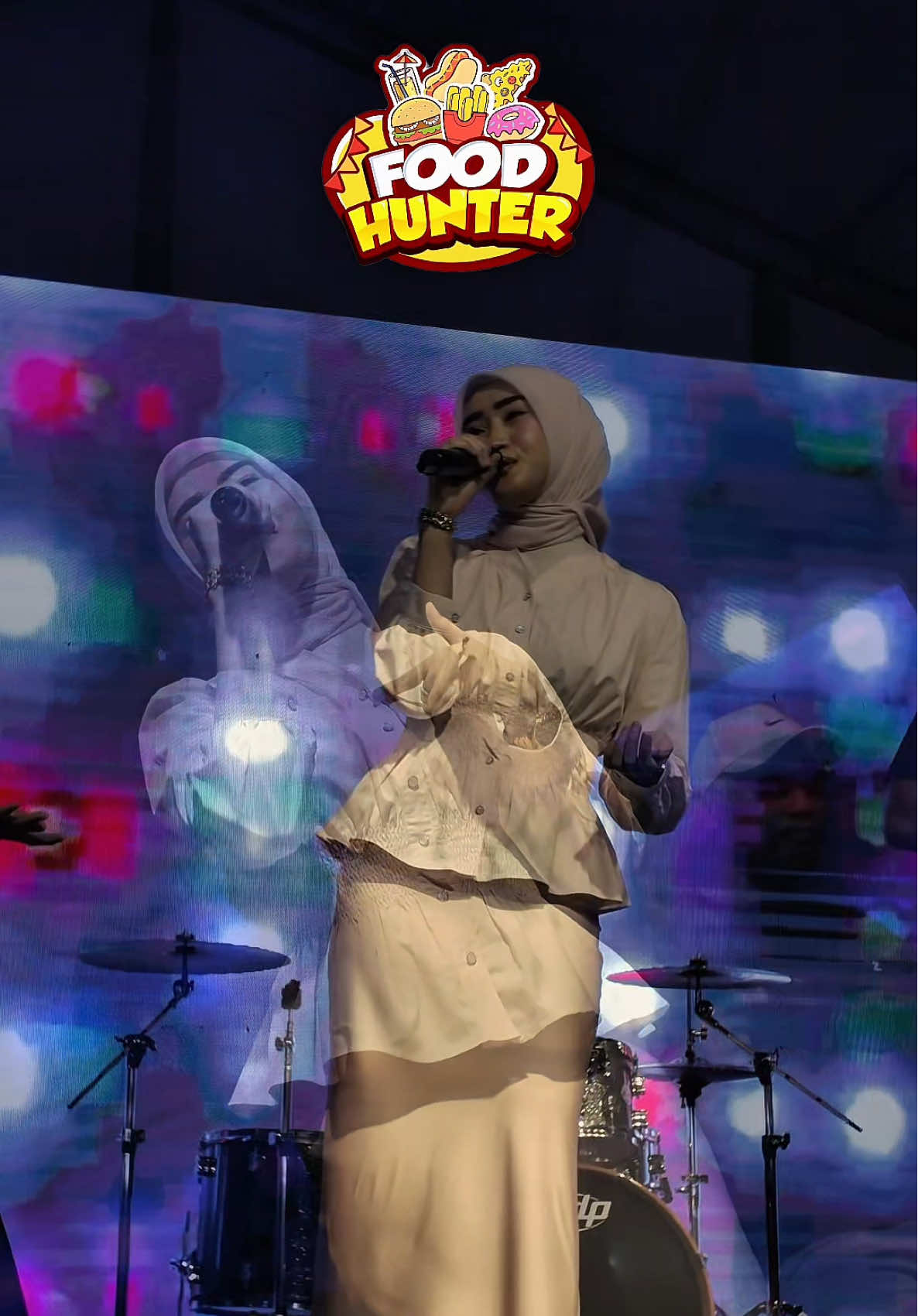 RECAP semalam 🔥 Event Food Hunter di AEON Bukit Tinggi, Klang Selangor terus pecahhh wehh! Persembahan Chombi memang lain macam – suara sedap, vibe sweet +  buat crowd sing along sama2 🎶💖. Memang moment manis utk warga Klang & sekitar, kau orang memang bagi support paduu habis! 🙌✨ #FoodHunter #FoodHunter2025 #BukitTinggi #Klang                     #CapCut 