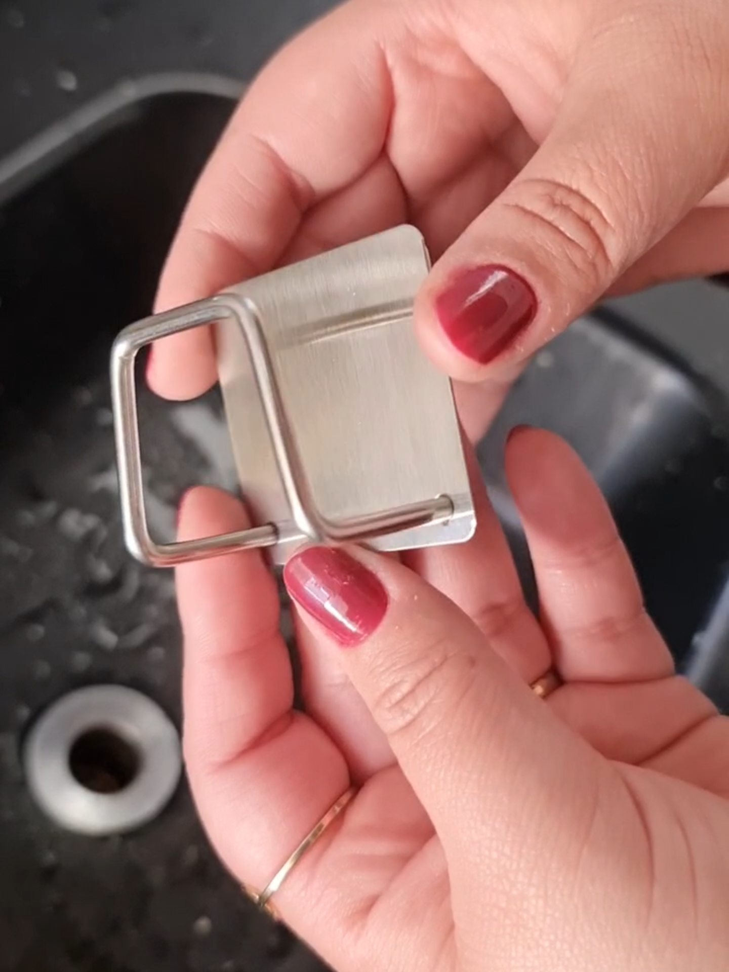 🧽 Suporte de Esponja em Inox com Gancho Adesivo – moderno, resistente e prático para manter sua pia organizada. ✨ Produzido em aço inoxidável, não enferruja e garante durabilidade. 🔒 Fixação fácil com adesivo super forte, sem precisar furar paredes ou usar ferramentas. 👌 Ideal para segurar esponjas, panos e pequenos utensílios, deixando tudo sempre à mão. #organização #cozinha #praticidade #inox