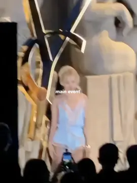 Rosé and her outfit at YSL’s Paris fashion show 😭#bp_dinny🤍 #BLACKPINK #ROSÉ #BLINK #fst♡ 