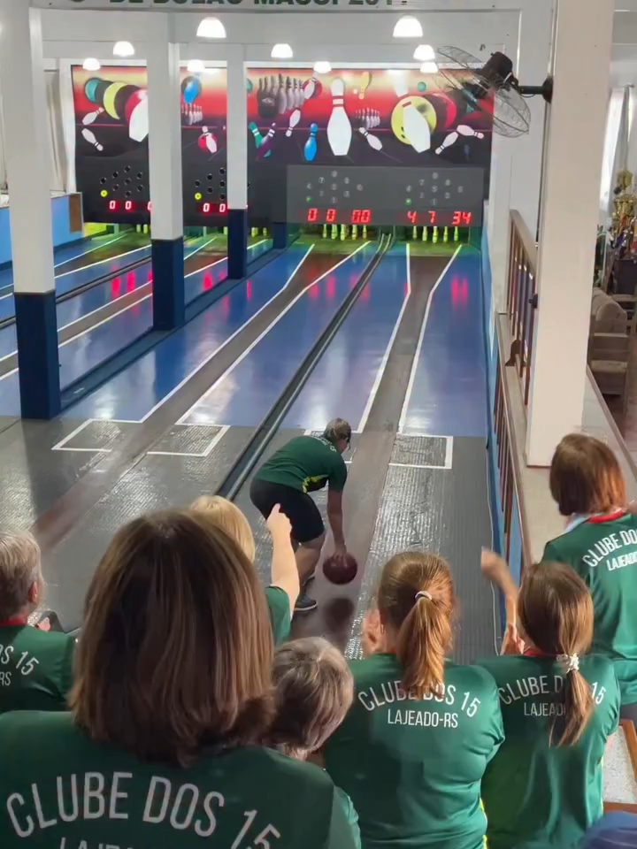 A equipe feminina veterana do Clube dos 15, composta por atletas acima dos 50 anos, sagrou-se campeã da oitava edição do Campeonato Estadual de Bolão, realizado em Lajeado. A competição reuniu 16 equipes e teve suas finais neste domingo, na sede do clube, no bairro Montanha. Formado por 17 atletas e treinado por Milton Fauri, o time conquistou o título pela quarta vez. Com a vitória, as jogadoras garantiram vaga no Campeonato Brasileiro, que ocorrerá em 2026, em Santa Catarina. Esta foi a primeira vez que Lajeado sediou uma etapa do estadual, reforçando a tradição do Clube dos 15 no esporte. Além da categoria veterana, a entidade mantém equipes em outras modalidades de bolão, como força-livre, casais e feminino em diferentes faixas etárias.