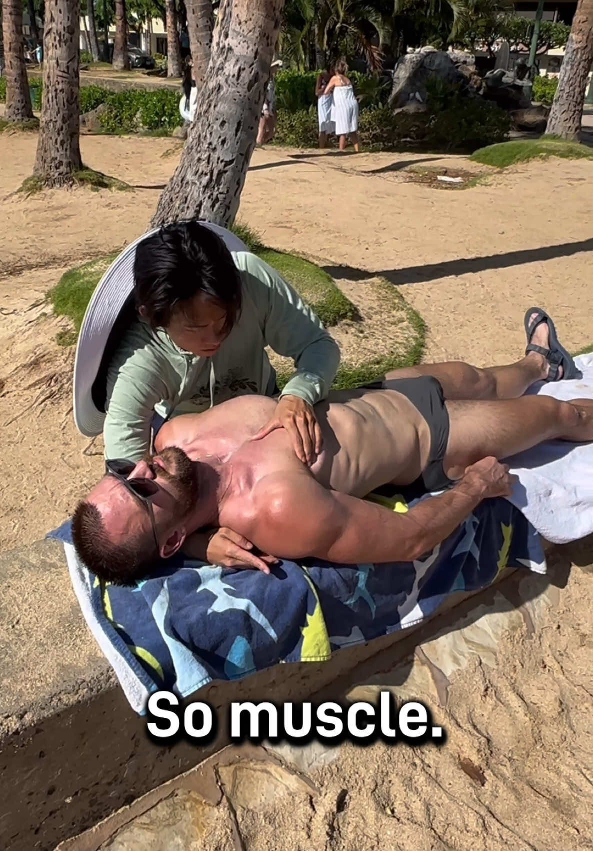Massaged for muscle American man in Waikiki beach 🌺 #hawaii #waikiki #massage #massageinhawaii #massagetherapist       @will.caldwell1 