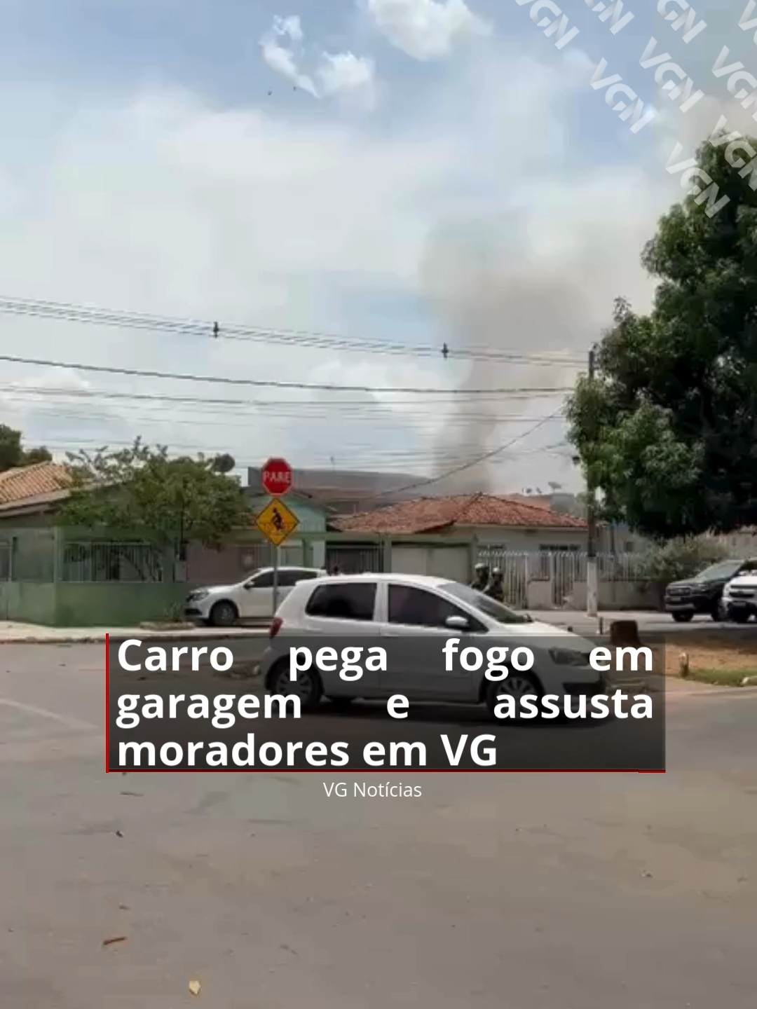 Um carro pegou fogo no início da tarde desta segunda-feira (29.09) dentro da garagem de uma casa na rua Marechal Rondon, bairro Planalto Ipiranga, em Várzea Grande. O incêndio mobilizou o Corpo de Bombeiros Militar de Mato Grosso (CBM-MT) e assustou moradores da região. Imagens registradas pela equipe do #VGN mostram uma intensa concentração de fumaça preta saindo da residência. Segundo a proprietária do veículo, as chamas começaram de forma repentina, impedindo-a de sair de casa. O Corpo de Bombeiros foi acionado por volta do meio-dia e, em poucos minutos, militares do 2º Batalhão chegaram ao local. 📲 Leia a matéria completa em nosso site www.vgnoticias.com.br (link na bio) #vgnoticias #carro #varzeagrande #incendio