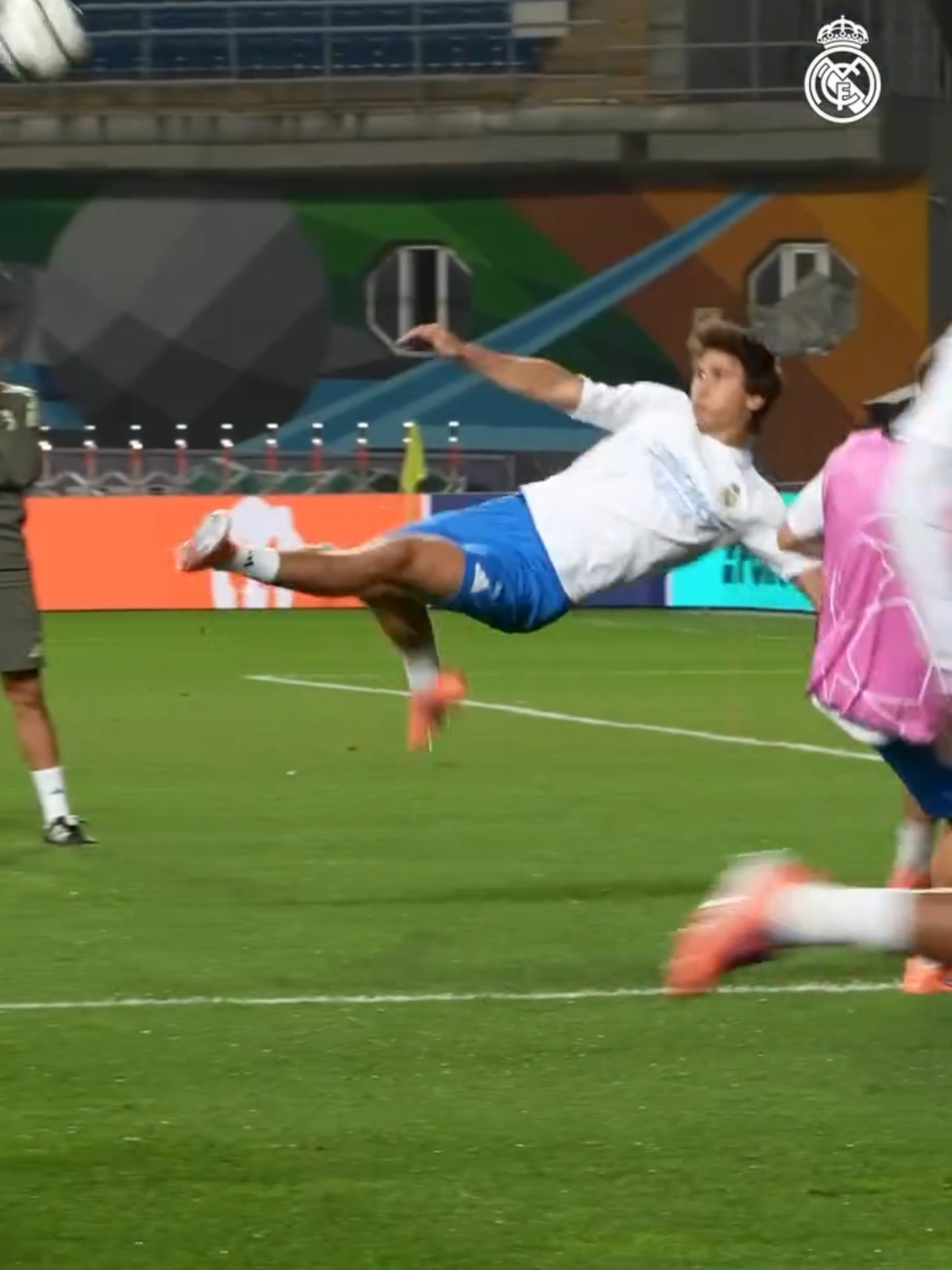 BIKE OU VOLEIO?!⚽️ O Gonzalo Garcia tá mostrando serviço, se liga nesse golaço que ele fez no treino do Real!👀👏 📽️: realmadrid #redes3