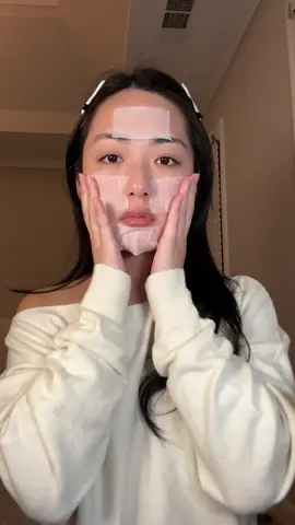 I learned to slap in my skincare from my mom actually  @Colorescience serum spray @mixsoon_official bifida toner pad & ginseng essence @COSRX Official alpha arbutin serum @REJURAN US PDRN @Clarins USA eye lift serum @Innisfreeofficial green tea moisturizer  #skincare #koreanskincare #glassskin #fyp #kbeauty 