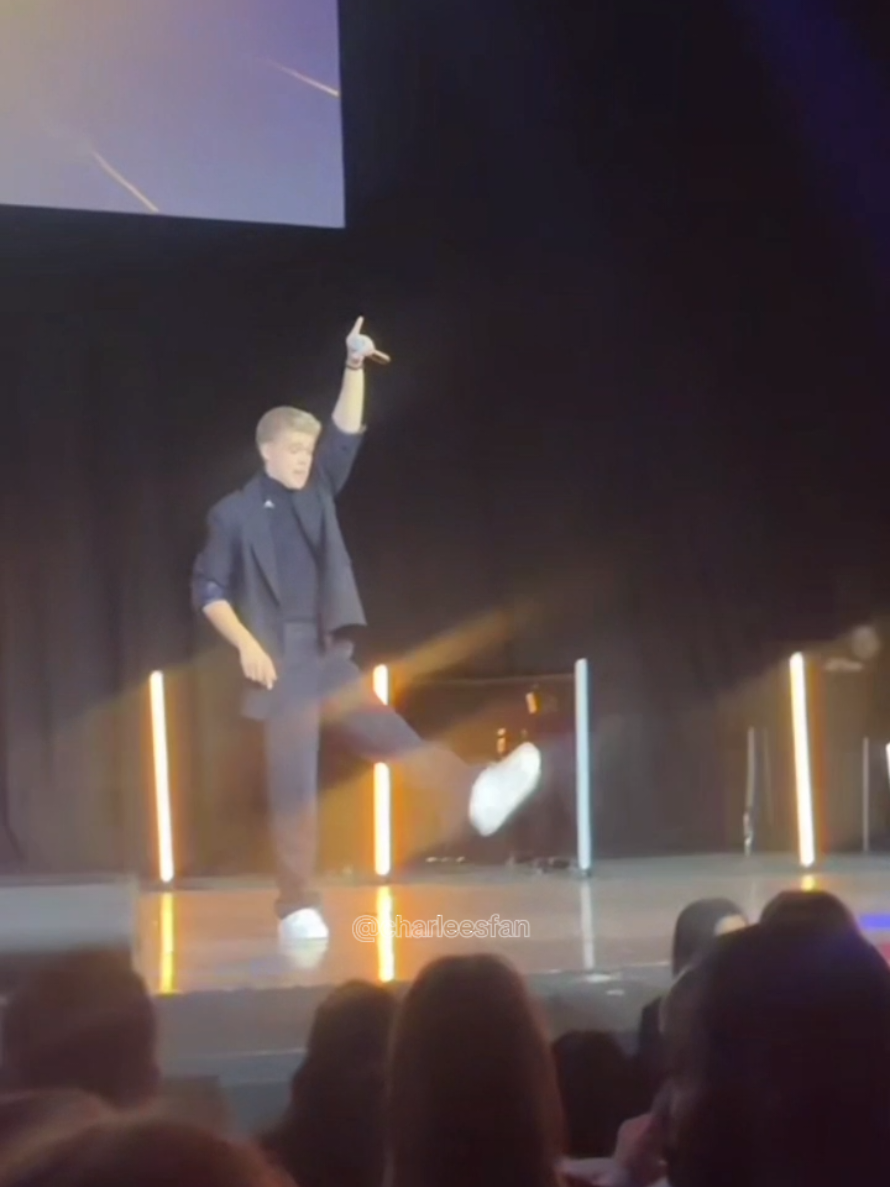 Charles chante ''Je Pars Mais Je Reste'' au Grand Rex, et c'est fabuleux comme toujours, avec le petit mouvement à la fin on adore ❤️😊.... 👤 @charlesdoreoff 🫶🏼✨ 🎥 Via le Live de Shanyzmedia (Merci d'avoir live ce beau moment ❤️, je Republie simplement les parties de Charles 😉)  #CharlesDore #CharlesStarAcademy #JeParsMaisJeReste #GrandRex #pourtoi 