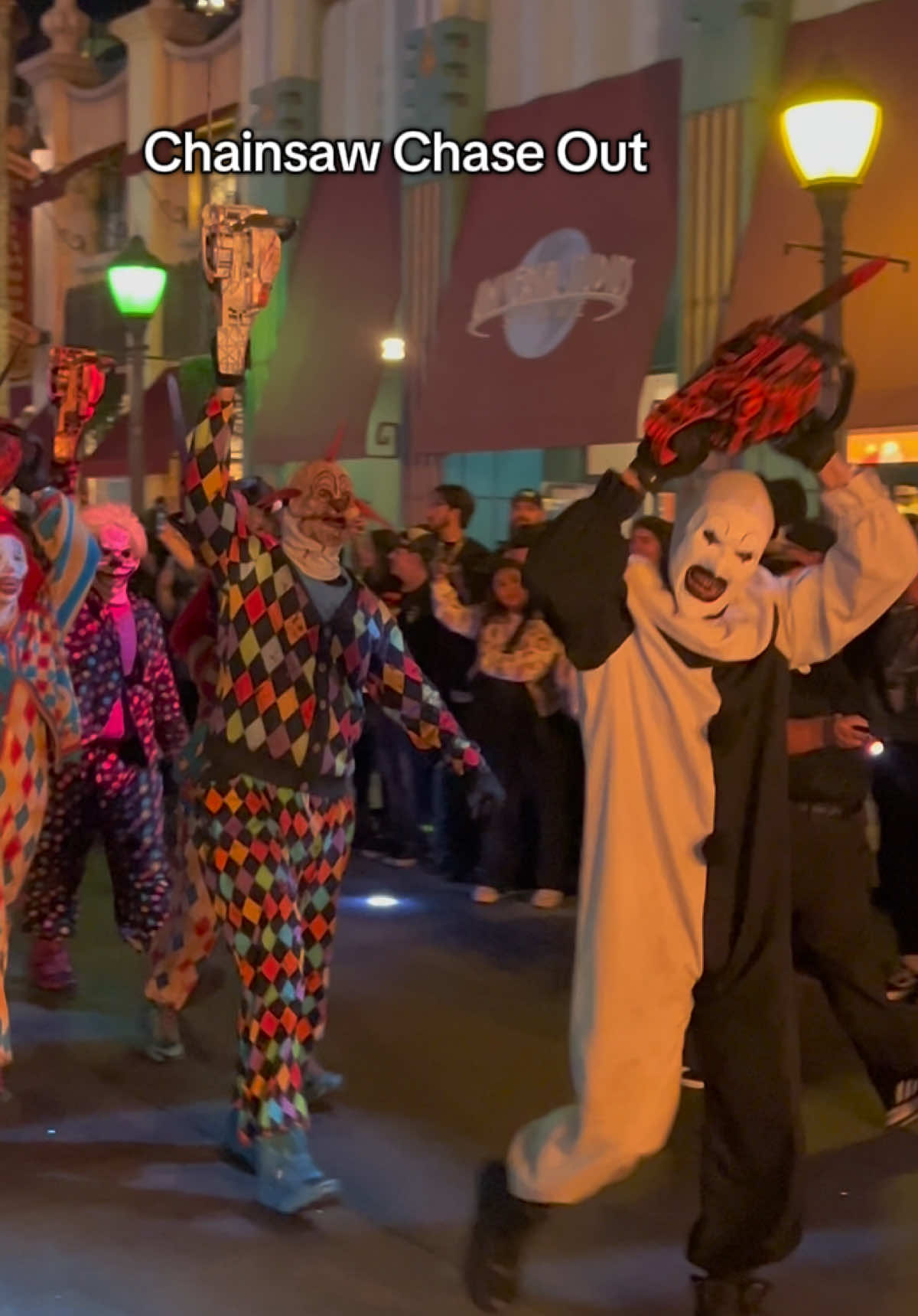 The Chainsaw Chase Out at Halloween Horror Night 🤡 @Halloween Horror Nights @Universal Studios Hollywood @Universal Pictures  #hhn #horrornights #universalstudios #horror #chainsawchaseout 