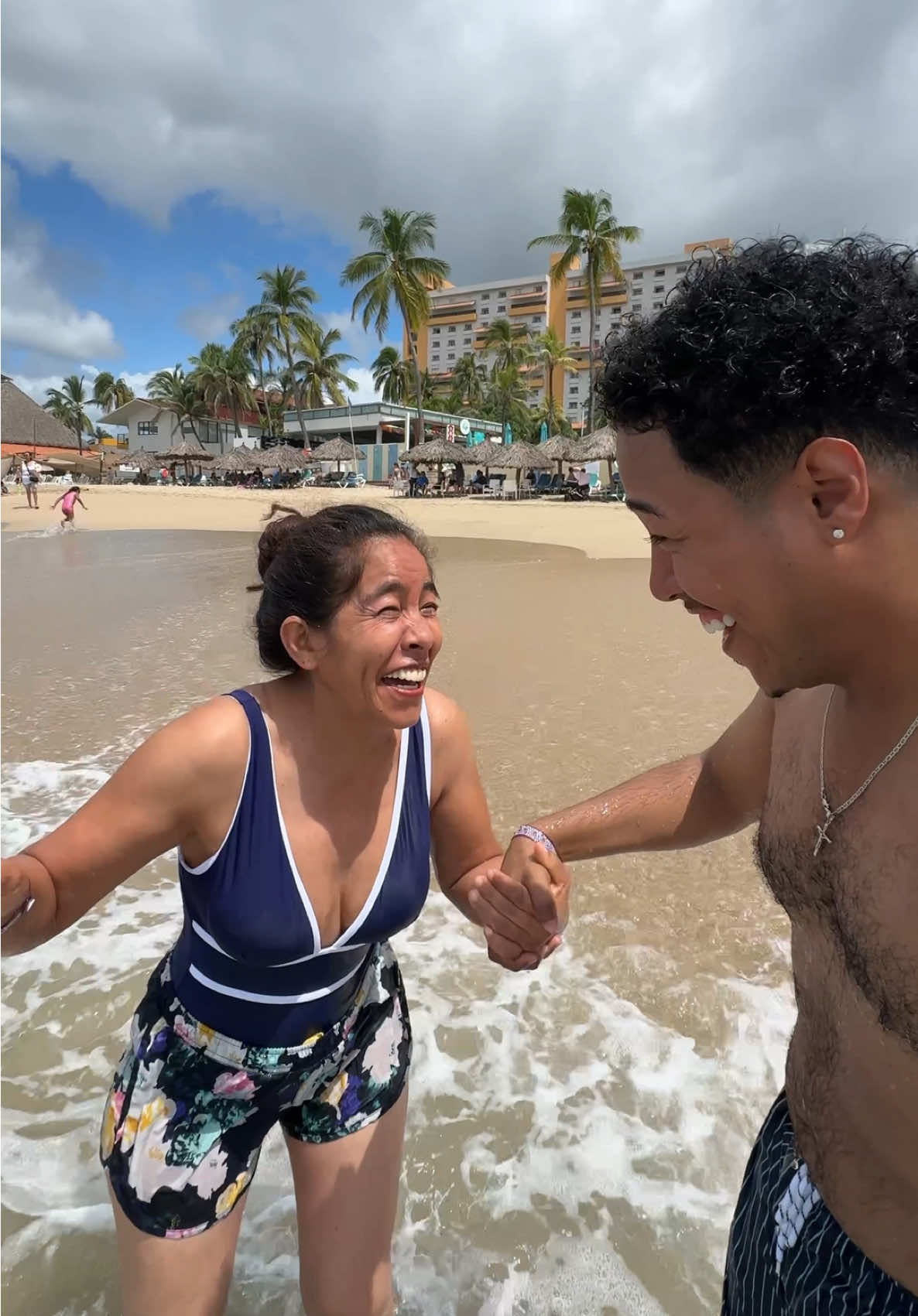 Doña Esme si se puso sus vikinis en la playa? 🏝️ 👙☀️🌊🫣