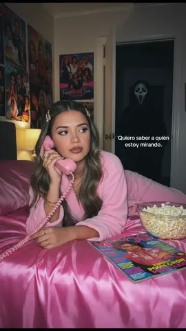 Just a girl on the phone… totally not in danger 📞🎀🍿👻 #halloween #gosthface #screammovie 