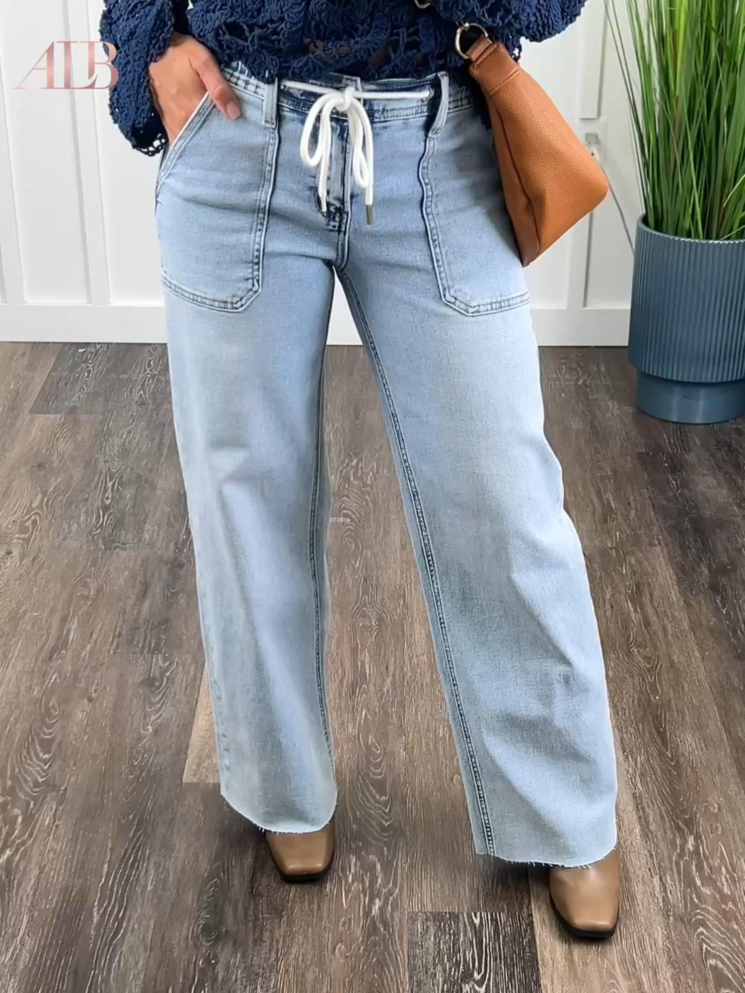 Leggings are cute, but these jeans? 🍂 All the stretch + comfort you need with the polished look of denim. Pair them with boots and a cozy fall sweater for an outfit that feels like lounging but looks like autumn vibes. 🧘🏻‍♀️ #fallfashion #sweaterweather #fallvibes #falloutfits #fallaesthetic #fallfreshness #comfyjeans #leggingsbutbetter #momstyle