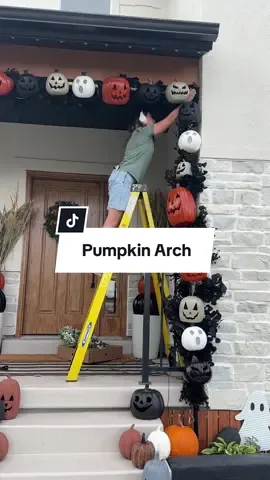 I seriously had so much fun making this. Such a fun and easy way to decorate for Halloween! #halloweendecor #halloweendiy #halloweenishere #pumpkins #pumpkinarch 