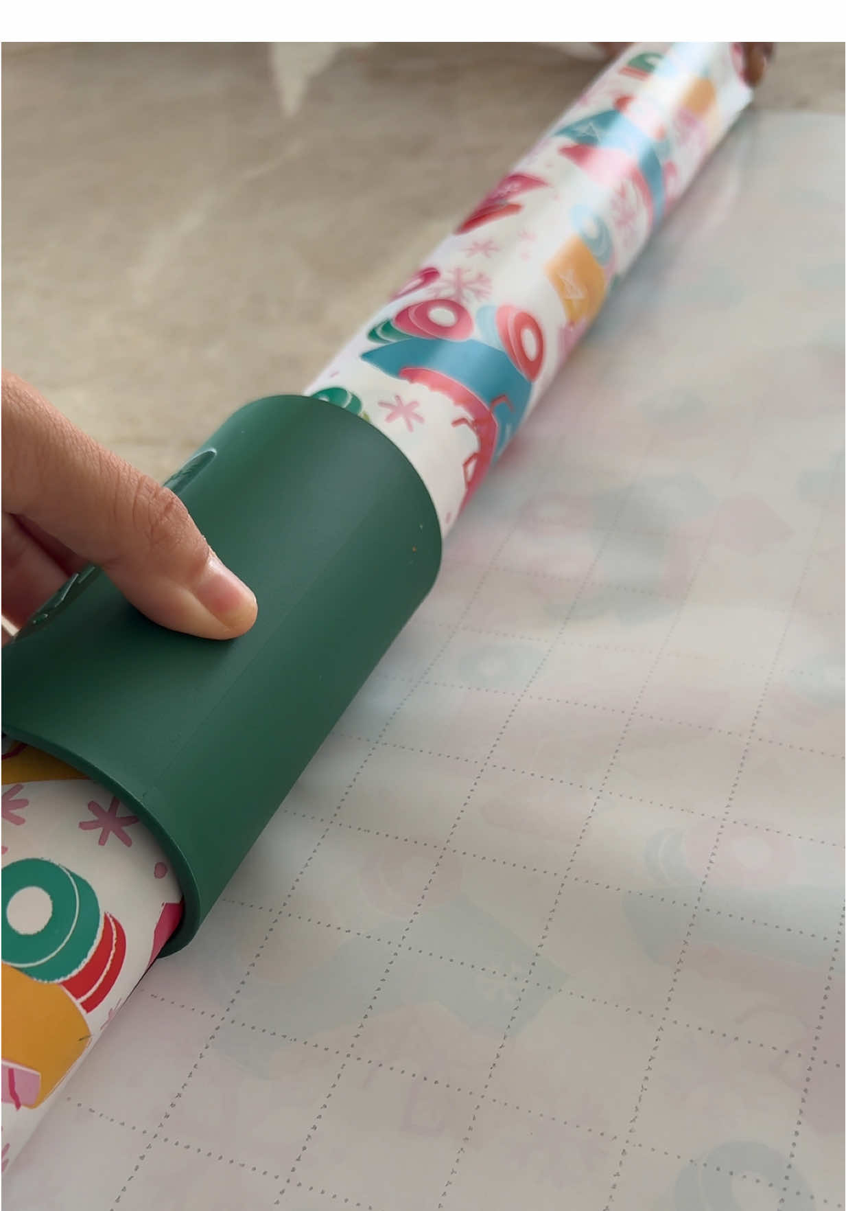 BUENISIMO este cortador para envolver regalos ✂️✨ Rápido, fácil y seguro.  Perfecto para Navidad, cumpleaños o cualquier ocasión especial 🎁 Su diseño ergonómico corta líneas rectas sin esfuerzo y sin tijeras. ¡Ideal para tu kit de envoltura y como regalo útil! 🎄💚 #CortadorDeRegalos #NavidadFácil #IdeasParaRegalar #EnvolturaPerfecta #GiftWrappingTool 