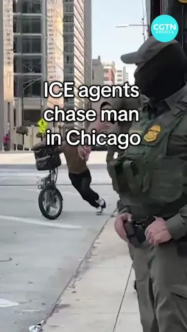 Take a look at these incredible scenes of U.S. immigration agents chasing a man on a bike in downtown Chicago on Sunday, Sept. 28. At least ten agents started chasing him after he allegedly shouted, 
