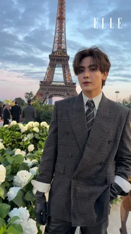 #ELLEShowtime ลุคนี้ใช่เลย! จุง อาเชน ในโททัลลุคจาก @SAINT LAURENT สำหรับชมโชว์คอลเล็กชั่น Summer 2026 โดย Anthony Vaccarello กับฉากหลังของหอไอเฟลที่ปารีสแฟชั่นวีควันนี้ JOONG X YSL PFW26  ##ELLEThailand##SaintLaurent##JOONGXSAINTLAURENT#JoongArchen