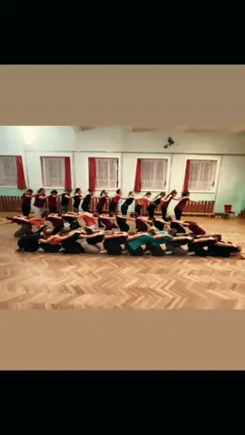 Ez a videó a pénteki táncóránkon készült 🎬💫 Egy kis ízelítőt mutat abból, amin most dolgozunk – tele lendülettel, jókedvvel és flow-val 💥💃🕺 Számunkra minden próba egy új élmény, és ezt az energiát szeretnénk mindig átadni a közönségnek🎵💖 Már most imádjuk, és alig várjuk, hogy nektek is megmutathassuk! 🌟🔥✨ #dance #choreography #foryoupage #starlight #fyp 