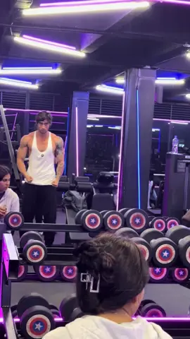 Soltando aura en el gym #gymmotivation #gymrat #aura #fitnessmotivation #reaction 