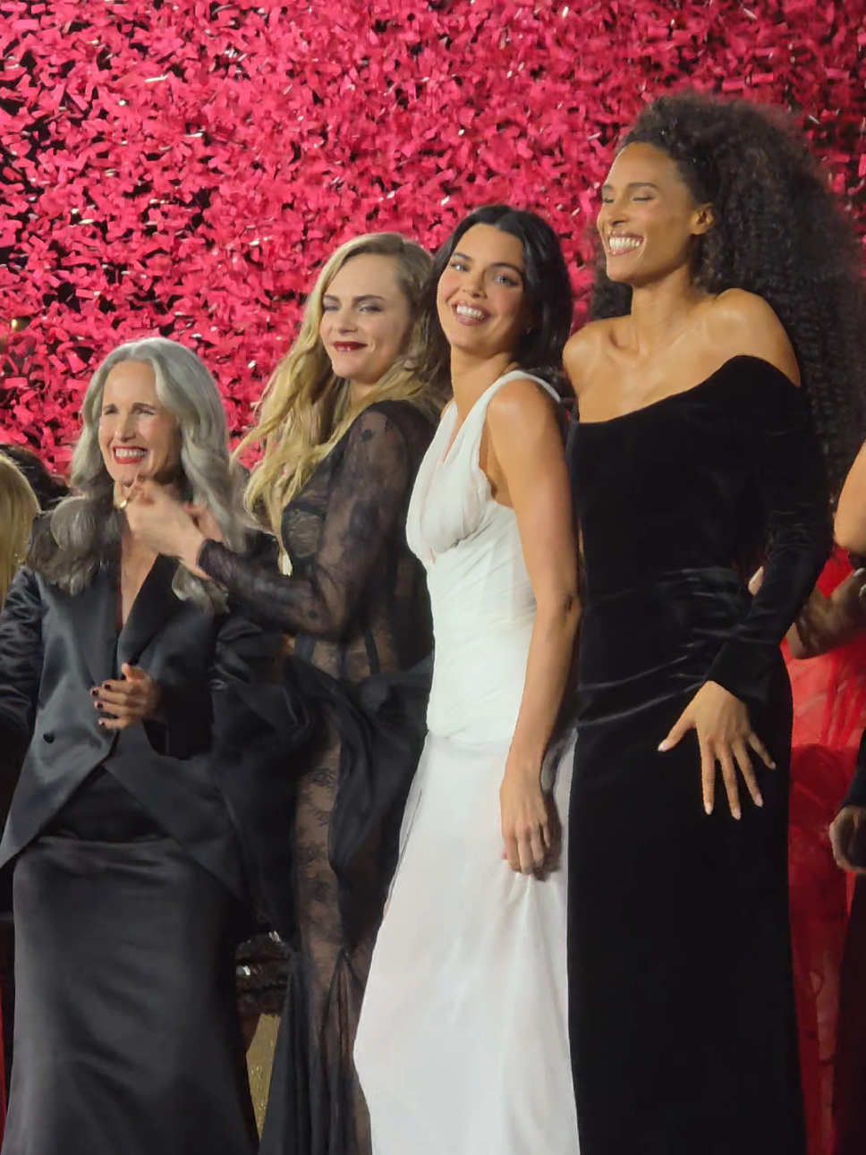 #kendalljenner #caradelevingne #lorealparis #worthit @L’Oréal Paris #TikTokFashion 