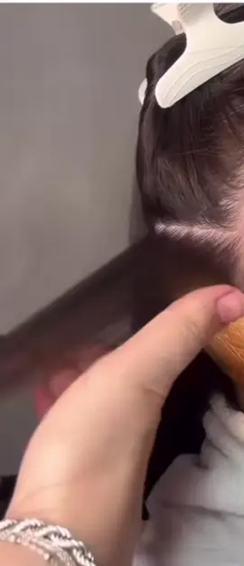 💥« Une astuce pratique pour en finir avec les brûlures d’oreilles ! » 🔆Fini les moments où nos oreilles brûlaient . Il suffit de placer une cuillère en bois sur votre oreille !  🔆Ainsi, la chaleur de la table ne l’atteint pas, éliminant ainsi tout risque de brûlure.  🔆• Simple et efficace — Une méthode accessible à tous ,à la maison 🔆Zéro risque de brûlure - Protégez vos oreilles🦻 • 🔆Aucun coût supplémentaire - Votre cuillère à la maison suffit 🔆• Confortable à utiliser - Concentrez-vous sur vos cheveux, pas sur la douleur ! « 🔆Parfois, le plus grand réconfort réside dans les solutions les plus simples ! » « Envoyez-la à une amie qui ne sait pas se coiffer sans une cuillère. » 🪮Pensez-vous que cette méthode est idéale pour les passionnées de leurs cheveux comme vous, ou pour celles qui débutent avec les piques ? Laissez-la dans les commentaires Suivez-nous pour plus de conseils beauté pratiques et d’idées originales !  #conseilsbeauté #soinscheveux #fabricationdetable #solutionspratiques #conseilstendances     