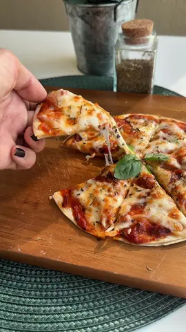 Pizza fácil 🍕  200 graus 5 min (airfryer) 📊 Macros totais aproximados: (considerando 2 fatias de muçarela) 	•	347 kcal 	•	15,7 g proteína 	•	39 g carboidrato 	•	14 g gordura