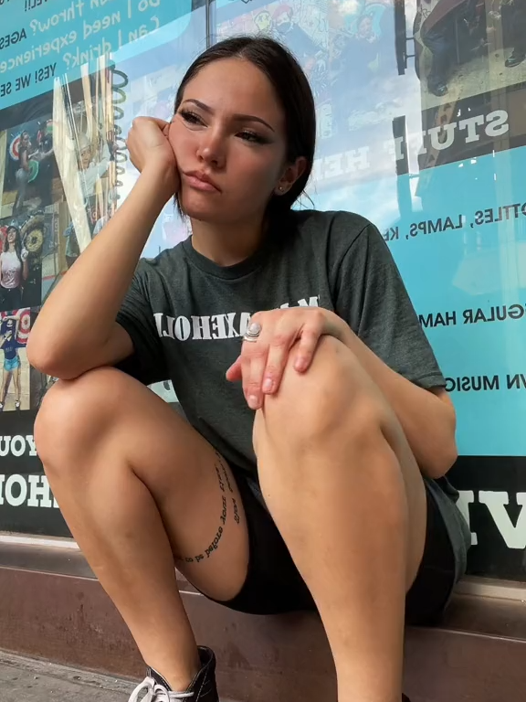 Doesn't take a lot to convince me 😎 #AxeThrowing #FYP #DTLV #FremontStreetExperience #AxeholeVegas #ThingsToDoInVegas #ForYouシ