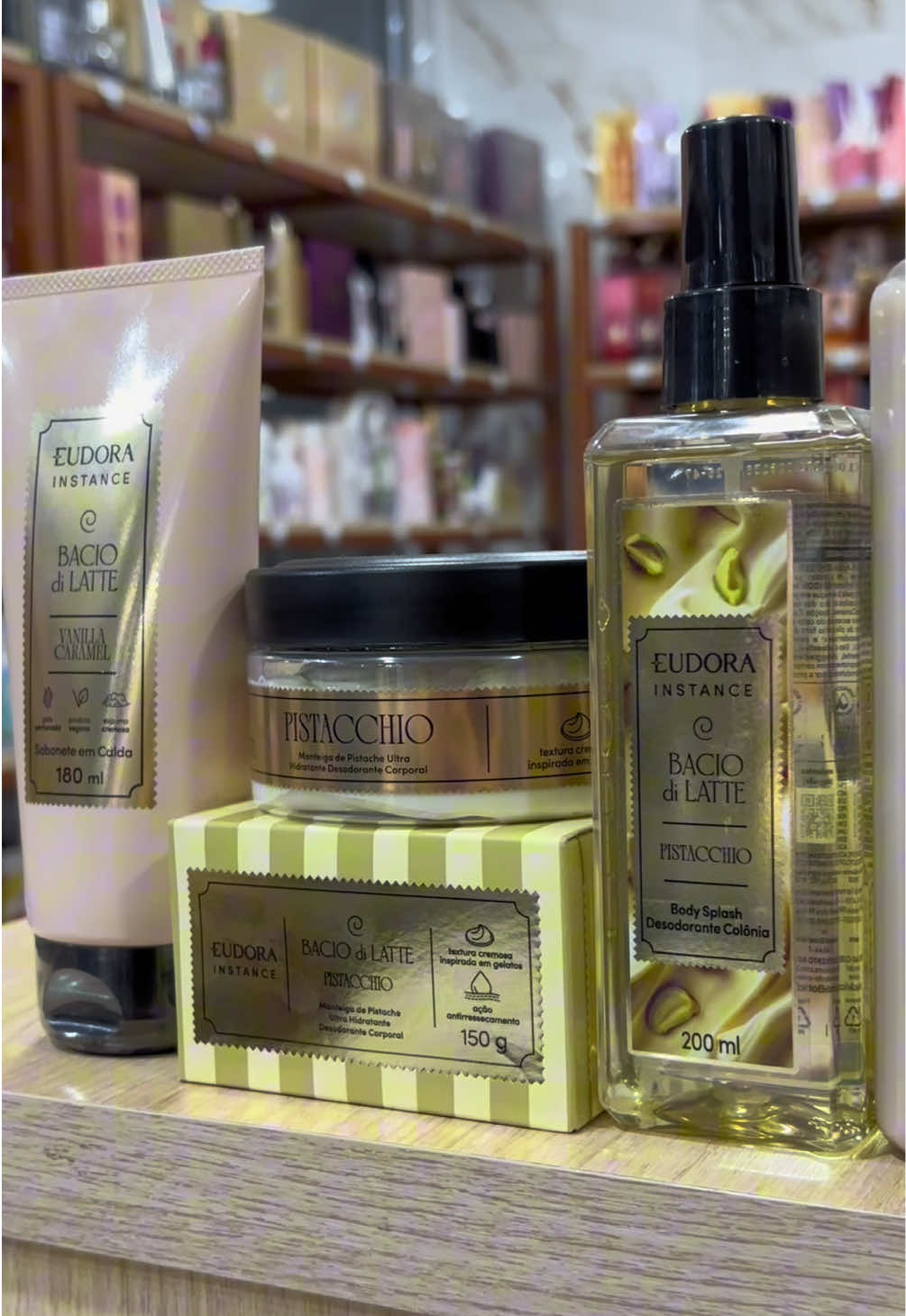 🍨✨ E se o seu perfume favorito tivesse a cremosidade de um gelato? O encontro entre Eudora Instance e Bacio di Latte transformou esse sonho em realidade! 💖 Duas fragrâncias irresistíveis em edição limitada chegaram para conquistar seu dia com doçura e frescor: 👉 Vanilla Caramel 👉 Pistacchio Vem sentir de perto essa delícia exclusiva em nossas lojas físicas! Para São José do Rio Preto e região: ⚠️ Endereços: 📍 Loja Porecatu Belvedere: Avenida Belvedere, número 605 - A loja fica dentro do Supermercado Porecatu 📍 Loja Muffato JK: Avenida Juscelino Kubitscheck, número 800 - A loja fica dentro do Supermercado Muffato 📍 Loja Porecatu Norte: Avenida Antunes Júnior, número 4345 - A loja fica dentro do Supermercado Porecatu #sjrp #saojosedoriopreto #exclusivloja #lojaexclusiv #perfumaria  
