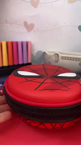 🕷️✨ Quem aí é fã do herói mais querido da Marvel? Esse estojo do Homem-Aranha chegou para deixar a sua rotina ainda mais divertida e cheia de estilo! ❤️💙 👉 Ideal para organizar o material escolar ou de trabalho com muita personalidade! 🛍️ Venha nos visitar: Loja 1:Rua Monte Castelo, 432, 18 do Forte. 🖥️ Conheça mais opções em nosso site: www.levip.net.br