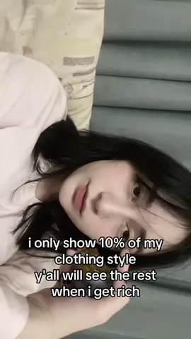 5 2000s Fashion Trends That Revived Popular Y2K Styles 2000s style, or Y2K style, is characterized by low-rise jeans, velour tracksuits, crop tops, and accessories like bucket hats and baguette bags, influenced by pop culture and futuristic themes. This aesthetic blends a youthful, rebellious energy with influences from hip-hop and skater cultures, creating a distinctive look featuring shiny, futuristic materials alongside vibrant, saturated colors. #2000s #girls #2000sstyle #outfit #style 